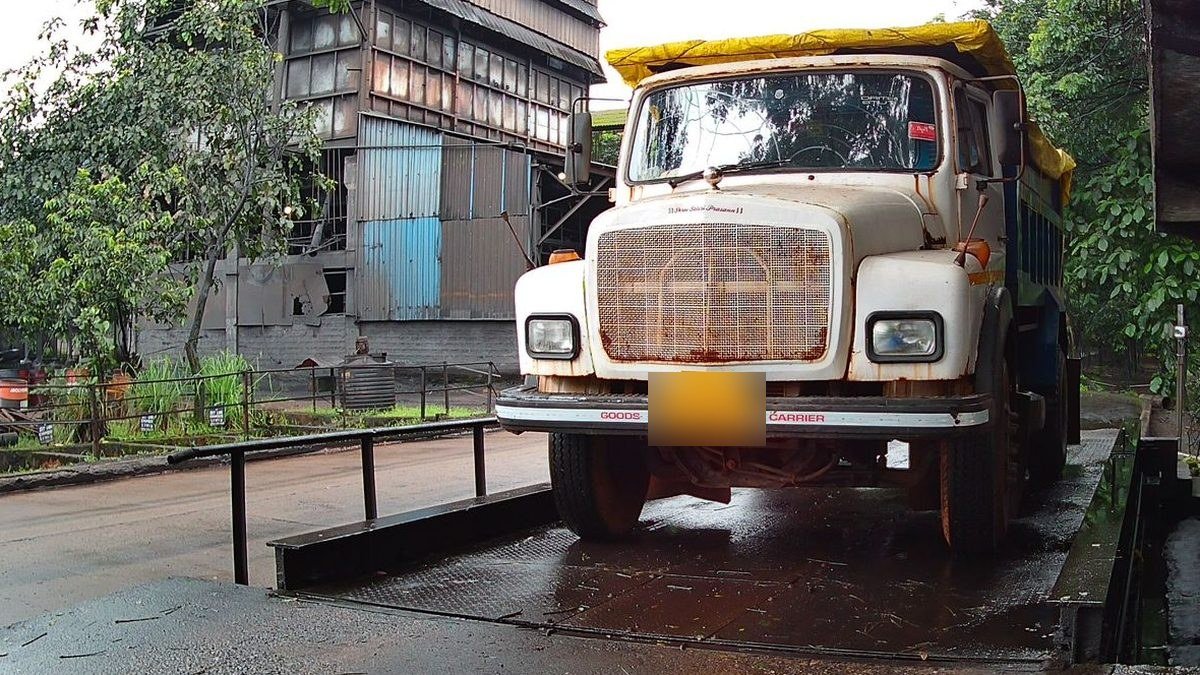 WeighMitra camera capture of a truck on a weighbridge